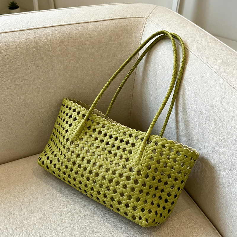 حقيبة شاطئ صيفية خضراء منسوجة  - مراجعة Women Bags 2026 Trends وسعره