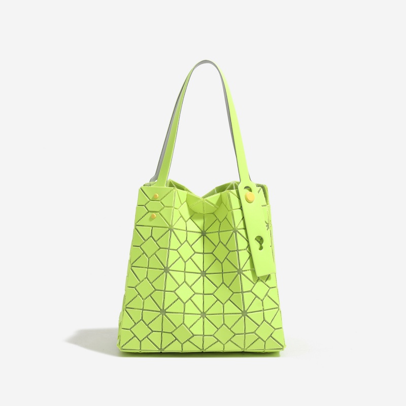 حقيبة يد عصرية بتصميم هندسي ما - مراجعة Women Bags 2026 Trends وسعره